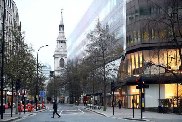 Όμικρον – 14 νεκροί στη Βρετανία – «Παράθυρο» για νέα μέτρα