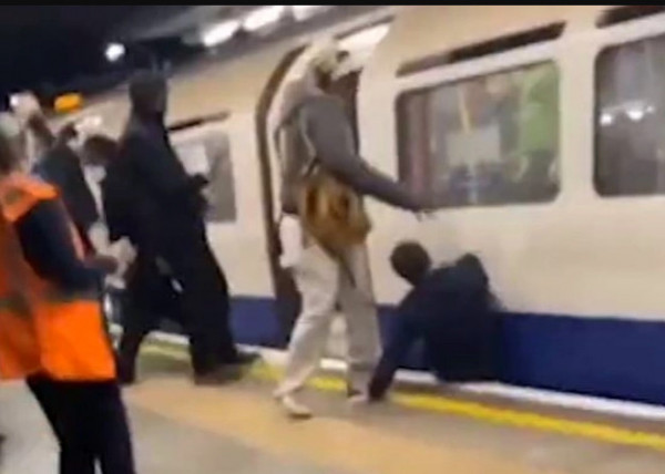 Λονδίνο – Μεθυσμένος νεαρός είχε ατύχημα σε σταθμό του Μετρό