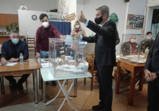 ΚΙΝΑΛ – Ψήφισε ο Ανδρέας Λοβέρδος – «Να πάμε το ΠΑΣΟΚ μπροστά και την Ελλάδα ψηλά»