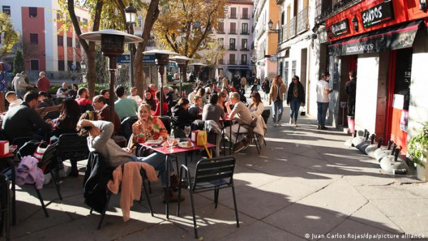 Κοροναϊός – Η Μαδρίτη ζεί χωρίς περιοριστικά μέτρα – Ανεμβολίαστοι μπορούν να εισέλθουν σχεδόν παντού χωρίς τεστ