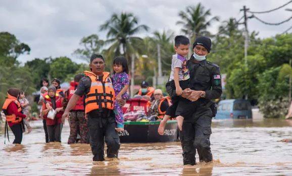 Μαλαισία – Τουλάχιστον οκτώ άνθρωποι έχασαν τη ζωή τους από τις πλημμύρες