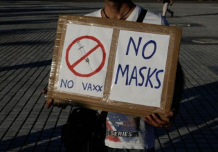 Αντιεμβολιαστικό σόου από τον πρόεδρο του… Κινήματος ’21