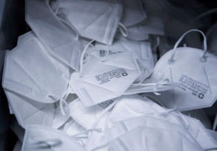 Κοροναϊός – Περιβαλλοντική «βόμβα» οι μάσκες προστασίας και τα γάντια