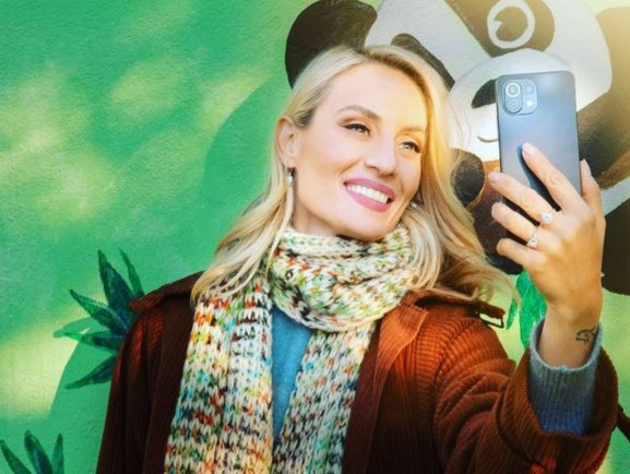 Ελεονώρα Μελέτη – Αισθησιακή φωτογραφία και δημόσια ερωτική εξομολόγηση στον άνδρα της