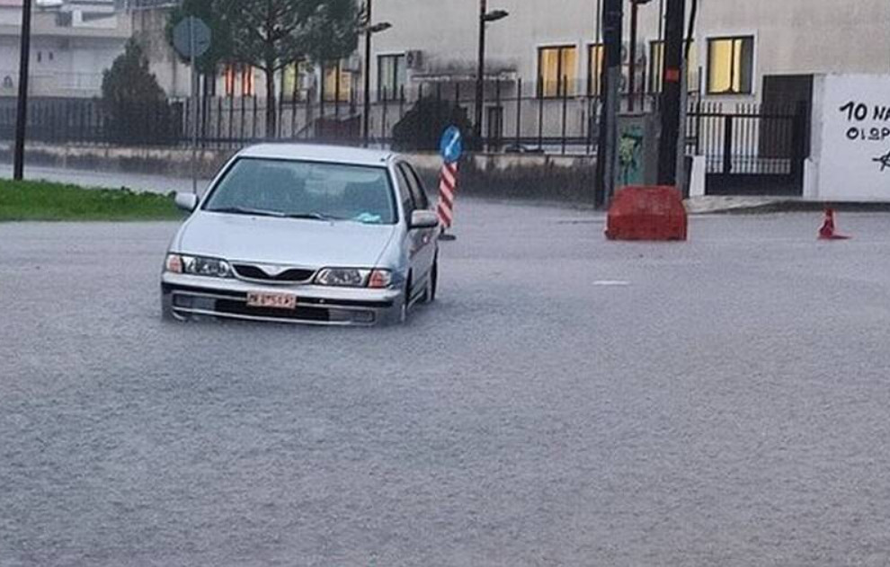 Κακοκαιρία – Σαρώνει το Μεσολόγγι – Πλημμύρες σε δρόμους και σπίτια
