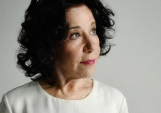 Μίνα Αδαμάκη – «Στις Τρεις Χάριτες δεν μπορούσαμε να ολοκληρώσουμε σκηνές από τα γέλια»