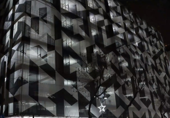 Φωταγωγήθηκε το κτίριο όπου στεγαζόταν το ιστορικό Minion