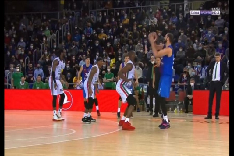 Το ανύπαρκτο φάουλ στον Μίροτιτς έκανε μέχρι και τον Σάρας να γελάσει