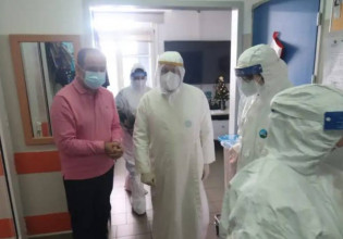 Ο Μητροπολίτης Σύρου φόρεσε νοσοκομειακή φόρμα και επισκέφτηκε τους νοσηλευόμενους  με κοροναϊό