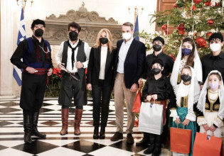 Παραδοσιακά κάλαντα στο Μαξίμου – Οι μαντινάδες που άκουσε ο Μητσοτάκης