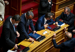 Η Όμικρον θέτει σε ομηρία τον πολιτικό σχεδιασμό της κυβέρνησης