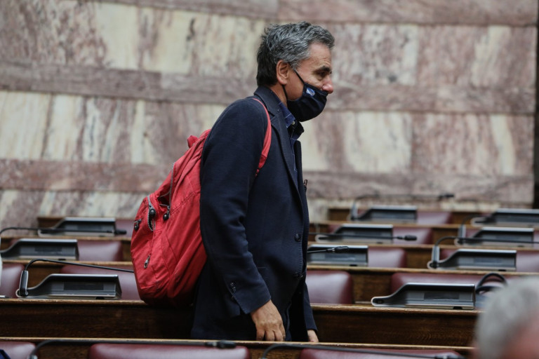 Ο Ευκλείδης Τσακαλώτος, το κόκκινό σακίδιό του και ένα… βιβλίο