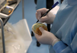 Εγκρίθηκαν τα μονοκλωνικά για τον ασθενή στη Ρόδο – Η απάντηση Πλεύρη στον Πολάκη