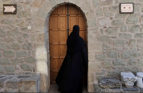 Θεσσαλονίκη – Μονάχες είχαν κολλήσει επιγραφή ότι ο ιός δεν κολλάει και τώρα… νοσηλεύονται