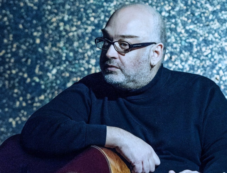 Γιώργος Μουκίδης – Συγκλονισμένος με την αυτοκτονία του μετρ ο μουσικοσυνθέτης