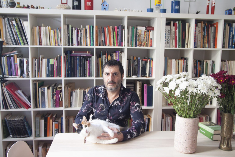 Ο εικαστικός Νίκος Λαγός μιλάει για την έκθεση «Skulls & Hearts» που παρουσιάζεται στην Γκαλερί Ζουμπουλάκη