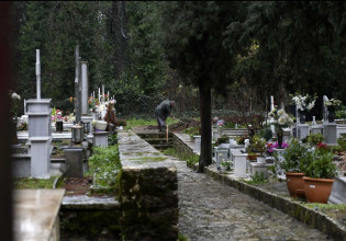 Κάρολος Παπούλιας – Ξεκίνησαν οι ετοιμασίες στο Νησάκι των Ιωαννίνων για την ταφή του