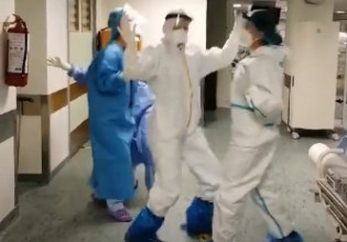 Απόλυτο viral – Νοσηλεύτριες χορεύουν το «Δυνατά τα τα» του Πίτσι