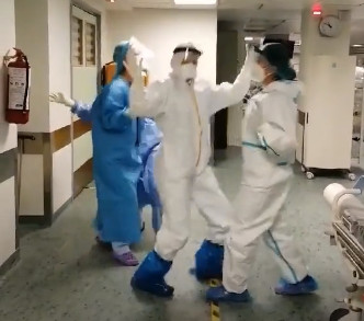 Απόλυτο viral – Νοσηλεύτριες χορεύουν το «Δυνατά τα τα» του Πίτσι