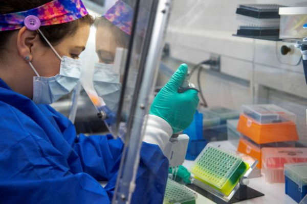 Χατζηιωάννου για Όμικρον – Ανθεκτική στα αντισώματα που παράγουμε μετά από εμβολιασμό ή νόσηση