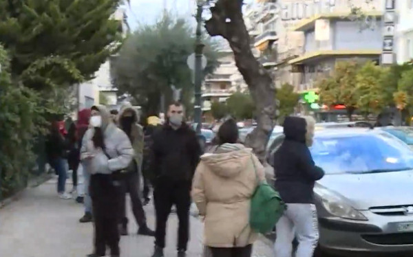 Κοροναϊός – Απίστευτες εικόνες σε διαγνωστικά κέντρα – Τεράστιες ουρές για μοριακό τεστ