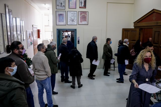 ΚΙΝΑΛ – Χιλιάδες πολίτες στις κάλπες – Φωτογραφικά στιγμιότυπα από όλη την Ελλάδα – Πιθανή παράταση στην ψηφοφορία