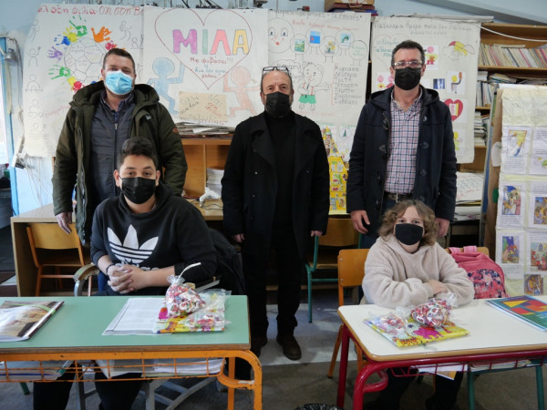 Κρανιά Γρεβενών-Δώρα στους 2 μαθητές του Δημοτικού Σχολείου