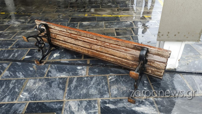 Κακοκαιρία Κάρμελ – Έπεσε μπαλκόνι στην Κρήτη από τον αέρα – Ξηλώθηκαν παγκάκια και πεζοδρόμια