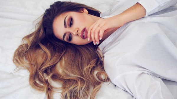 Η ξανθιά… ύπαρξη με τα μπλε μάτια που θα σε κάνει να παραμιλάς!