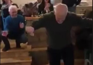 Γιώργος Παπανδρέου – Χόρεψε τη «Συννεφιασμένη Κυριακή» μετά την ήττα του