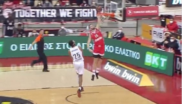 Γουόκαπ σε Παπανικολάου που καρφώνει και ξεσηκώνει το ΣΕΦ