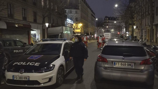 Παρίσι – Ελεύθερη η μια όμηρος – Συνεχίζονται οι διαπραγματεύσεις με τον δράστη