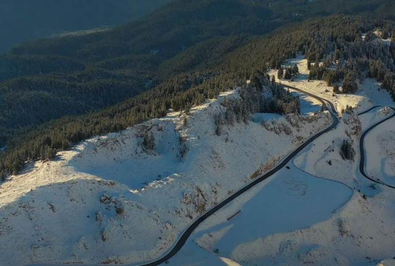 Παρνασσός – Έπεσαν τα πρώτα χιόνια στο χιονοδρομικό – Εκπληκτικό βίντεο από ψηλά