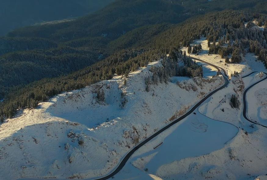 Παρνασσός - Έπεσαν τα πρώτα χιόνια στο χιονοδρομικό – Εκπληκτικό βίντεο από ψηλά