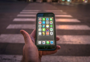 Περιαγωγή – Χωρίς επιπλέον χρέωση παραμένει η χρήση κινητού για όσους ταξιδεύουν σε άλλη χώρα της ΕΕ