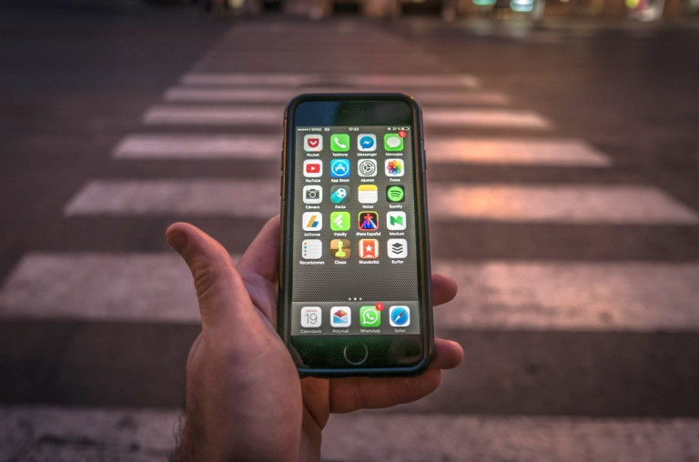 Περιαγωγή – Χωρίς επιπλέον χρέωση παραμένει η χρήση κινητού για όσους ταξιδεύουν σε άλλη χώρα της ΕΕ