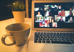 Εταιρεία απέλυσε μέσω Zoom 900 υπαλλήλους της – «Eίστε άτυχοι, απολύεστε»