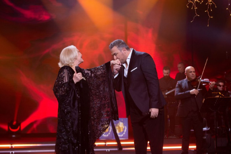 Χριστούγεννα στο MEGA – To twitter υποκλίνεται στην Μαρινέλλα – «Μαγευτική, δεν έχω λόγια»