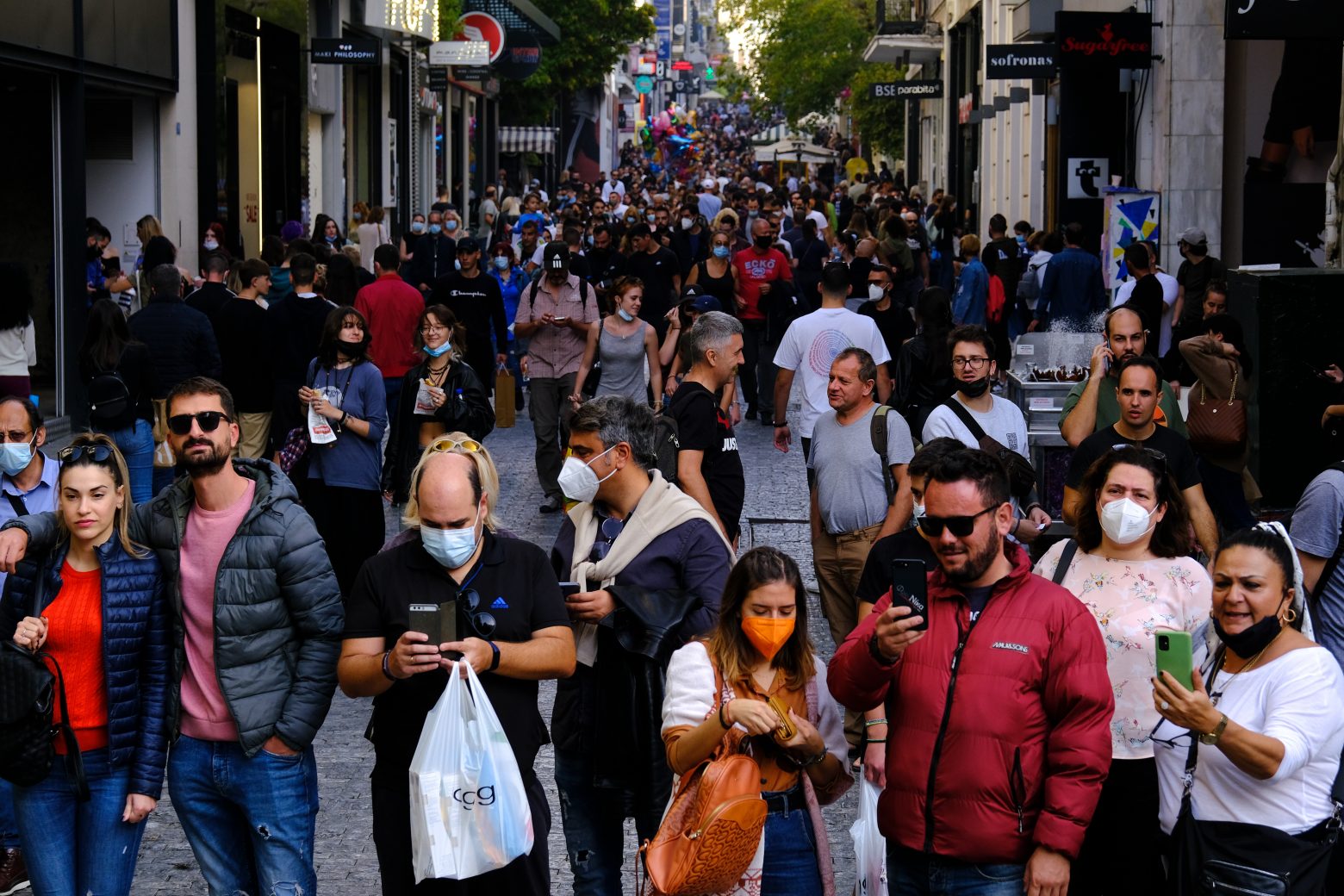 Κοροναϊός - Αγοράζουν πλέον μόνο τα απαραίτητα οι καταναλωτές – Δύσκολα κάνουν περιττές αγορές