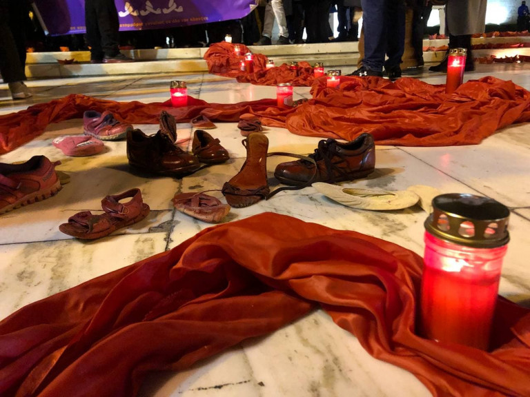 Γυναικοκτονίες – Συγκέντρωση στο Σύνταγμα – Παρούσα και η μητέρα της Γαρυφαλλιάς