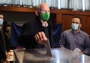 Το in.gr στο στρατηγείο του Γιώργου Παπανδρέου – Τηρούν στάση αναμονής