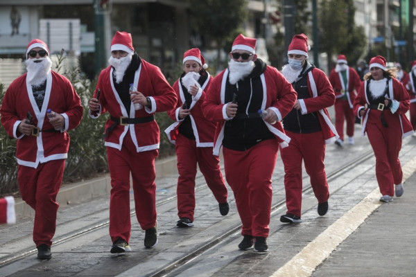 Πειραιάς – Με Αγιοβασίληδες «πλημμύρισαν» οι δρόμοι στο 2ο «SANTA RUN PIRAEUS 2021»