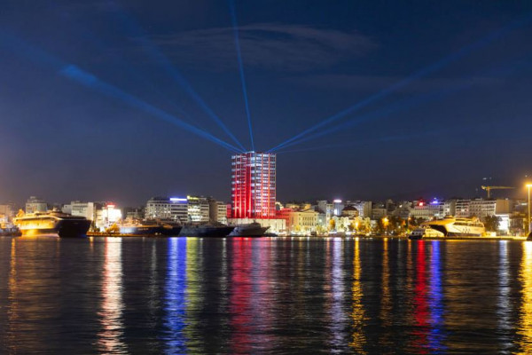 Ο Πειραιάς στο κλίμα των Χριστουγέννων – «Στέλνουμε μήνυμα αισιοδοξίας» λέει ο Μώραλης