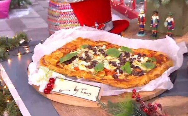 Ο Τίμος Ζαχαράτος μάς ετοιμάζει ανοιχτή πίτα με τριμμένη ντομάτα, χαλούμι και ανθότυρο