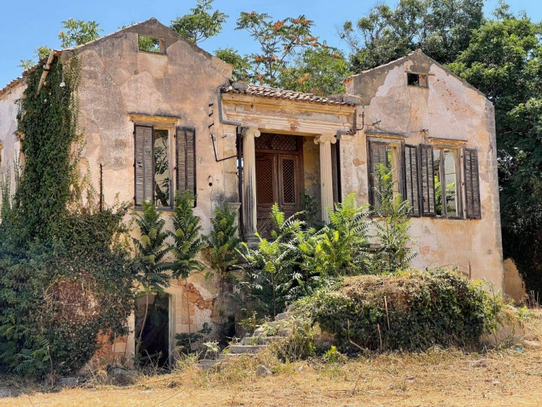 Χανιά-Διασώζονται εμβληματικά υπό κατάρρευση κτίρια