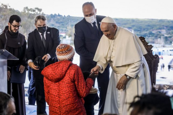 Πάπας Φραγκίσκος – Θερμά λόγια και δώρα για τον Ποντίφικα είχαν οι πρόσφυγες στο Καρά Τεπέ