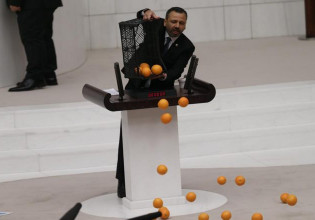Απίστευτες σκηνές στη Βουλή της Τουρκίας – Γέμισε πορτοκάλια και είδη… μπακαλικής