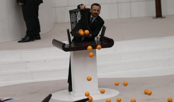Απίστευτες σκηνές στη Βουλή της Τουρκίας – Γέμισε πορτοκάλια και είδη… μπακαλικής