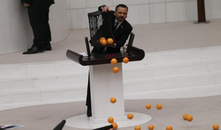 Απίστευτες σκηνές στη Βουλή της Τουρκίας - Γέμισε πορτοκάλια και είδη... μπακαλικής