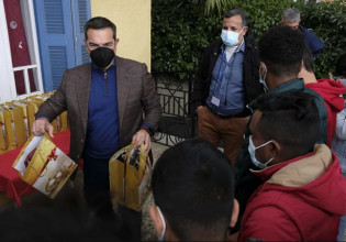 Αλέξης Τσίπρας – Μοίρασε δώρα σε ανήλικα προσφυγόπουλου για την Πρωτοχρονιά